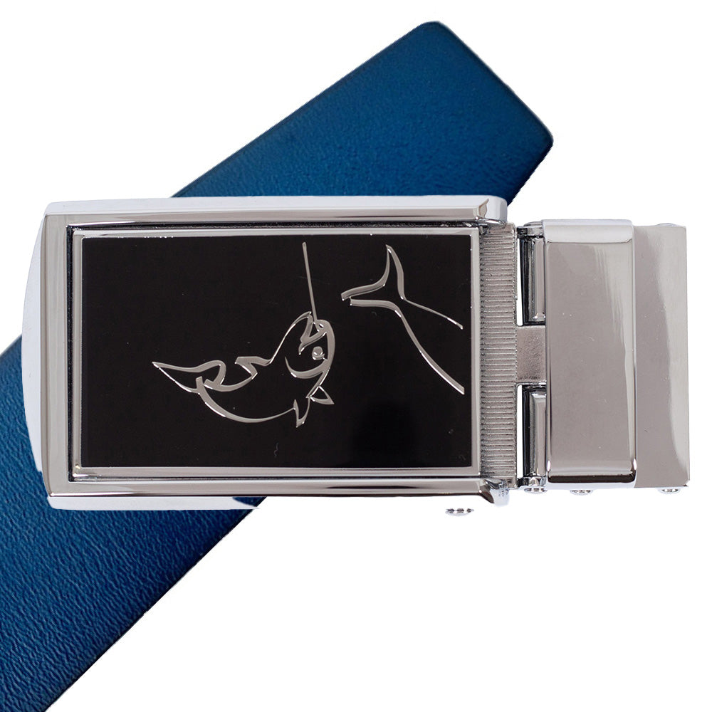 Komplet kernelæderbælte med metalpræget motiv af en fisk på spændet