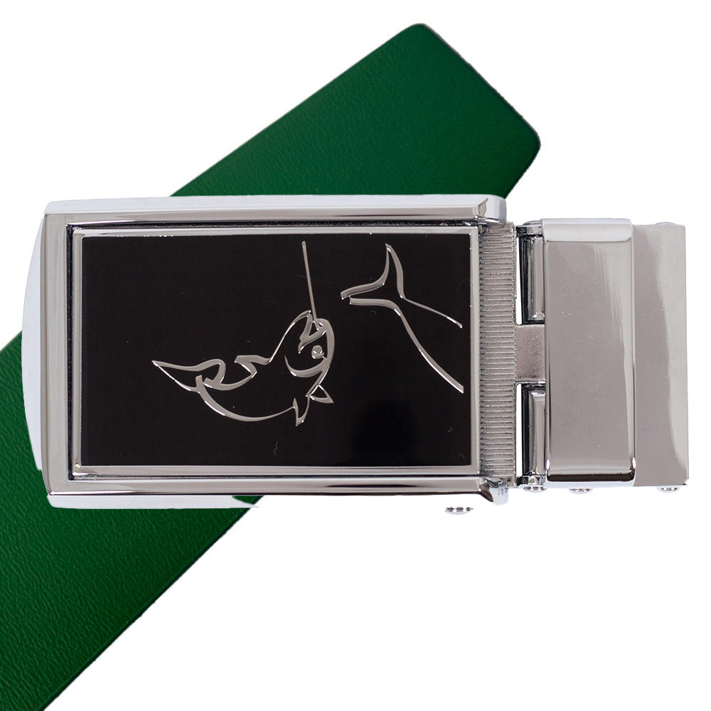 Komplet kernelæderbælte med metalpræget motiv af en fisk på spændet