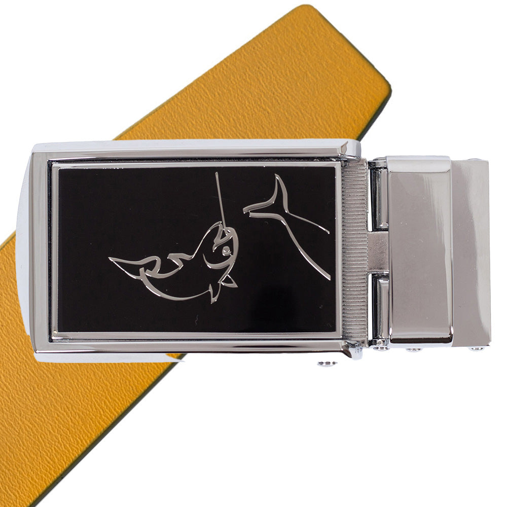 Komplet kernelæderbælte med metalpræget motiv af en fisk på spændet