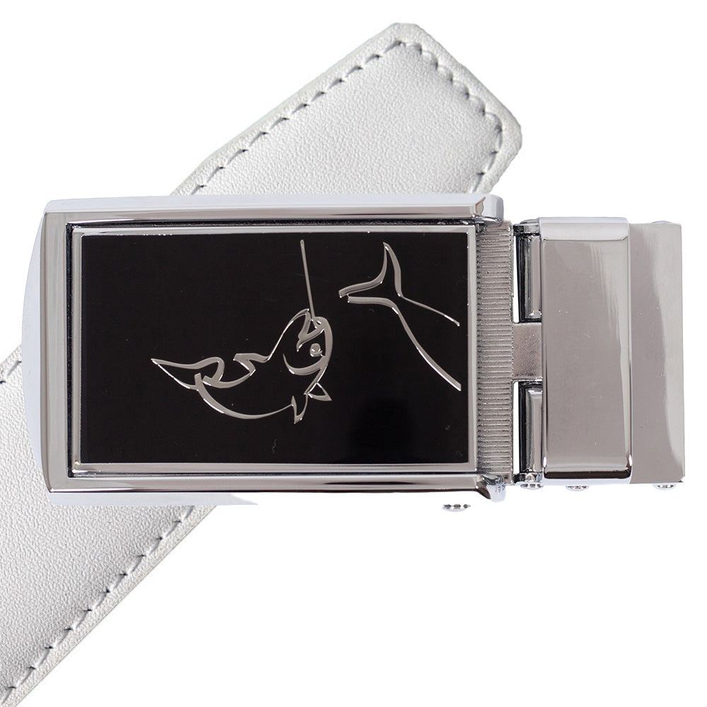 Komplet kernelæderbælte med metalpræget motiv af en fisk på spændet