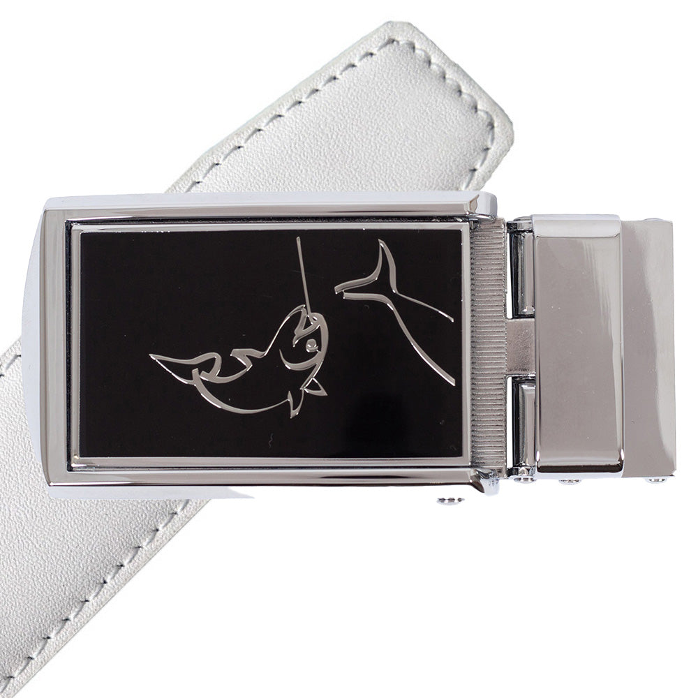 Komplet kernelæderbælte med metalpræget motiv af en fisk på spændet