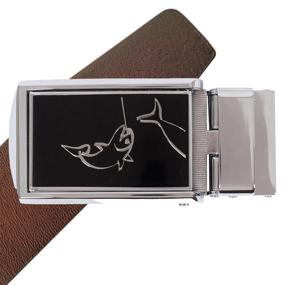 Komplet kernelæderbælte med metalpræget motiv af en fisk på spændet