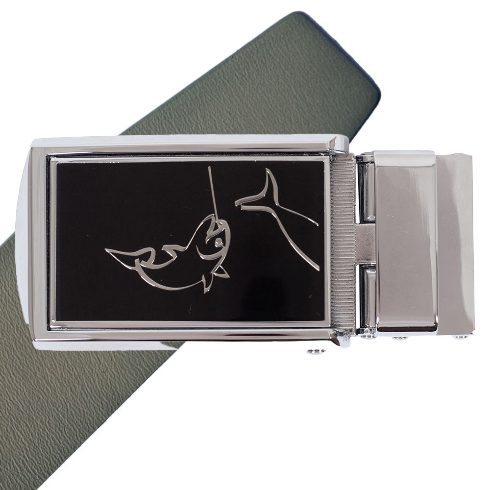 Komplet kernelæderbælte med metalpræget motiv af en fisk på spændet