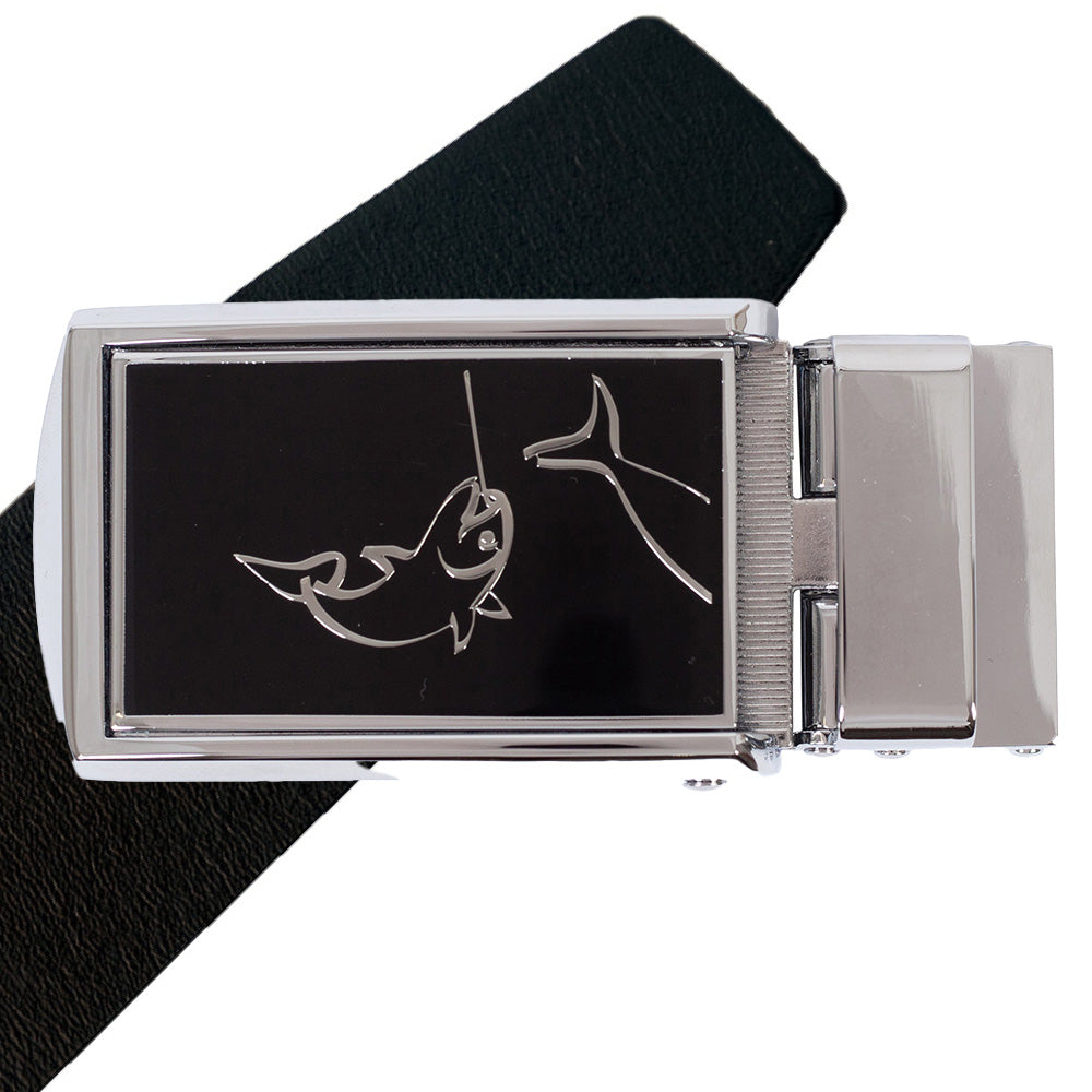 Komplet kernelæderbælte med metalpræget motiv af en fisk på spændet