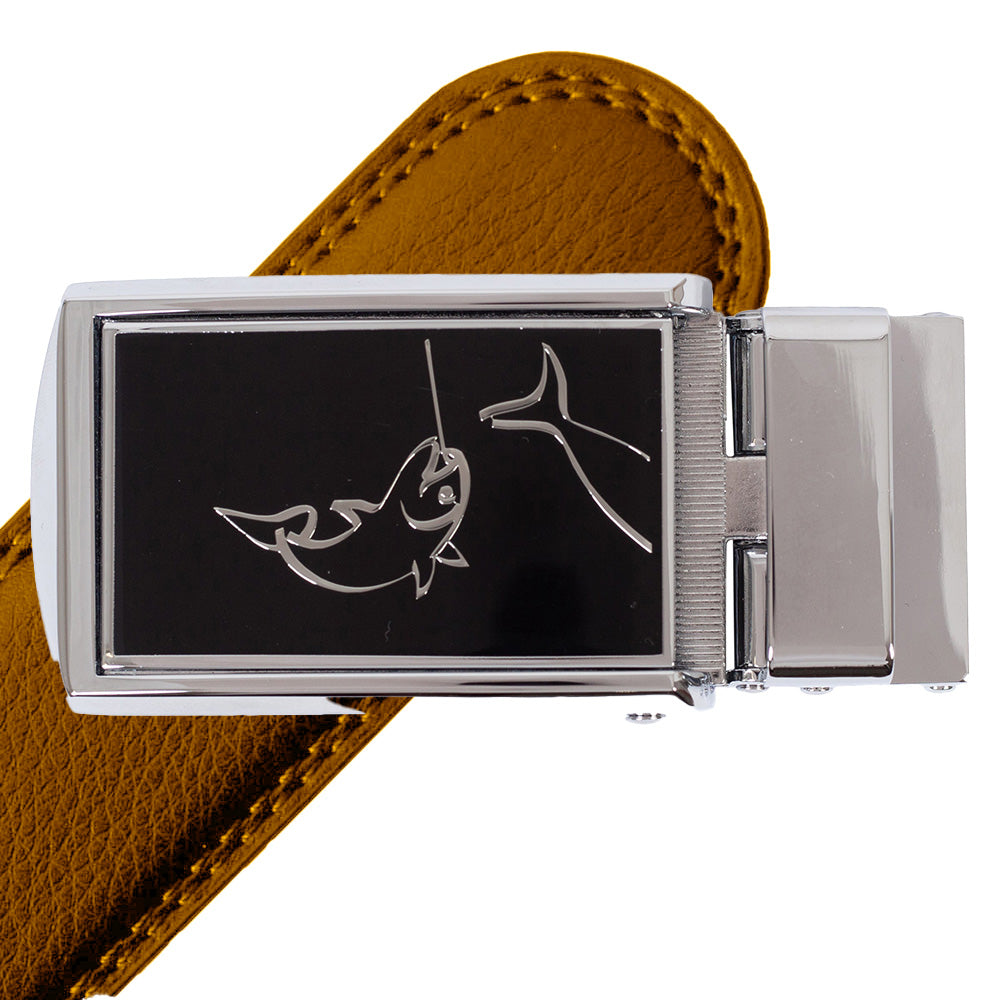 Komplet kernelæderbælte med metalpræget motiv af en fisk på spændet