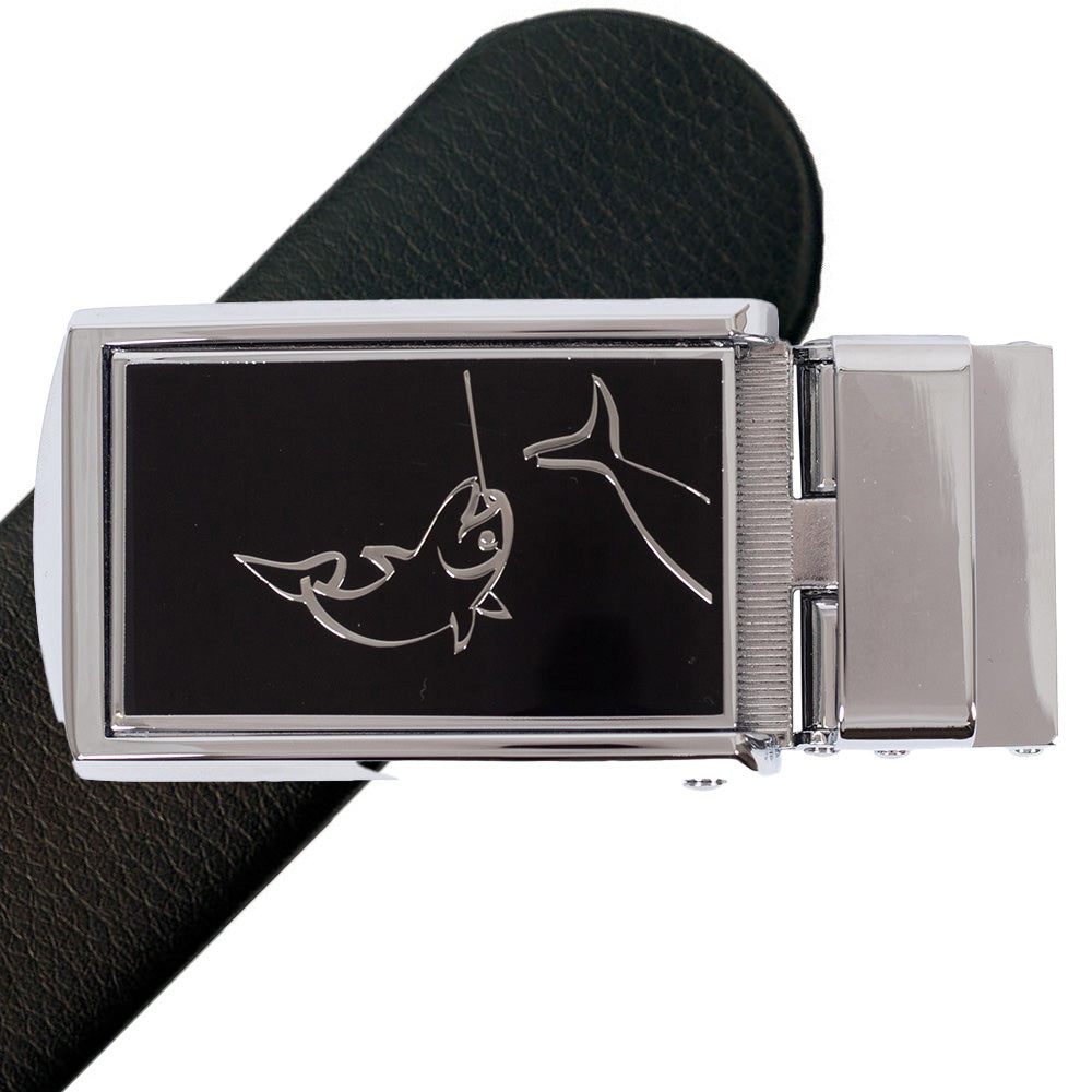 Komplet kernelæderbælte med metalpræget motiv af en fisk på spændet