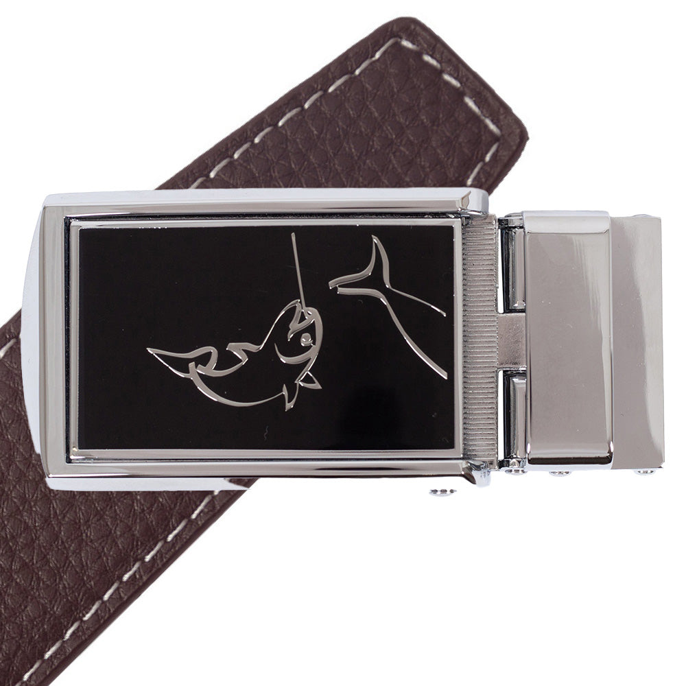 Komplet kernelæderbælte med metalpræget motiv af en fisk på spændet