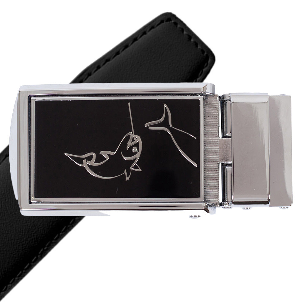 Komplet kernelæderbælte med metalpræget motiv af en fisk på spændet