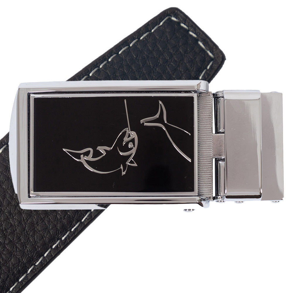 Komplet kernelæderbælte med metalpræget motiv af en fisk på spændet