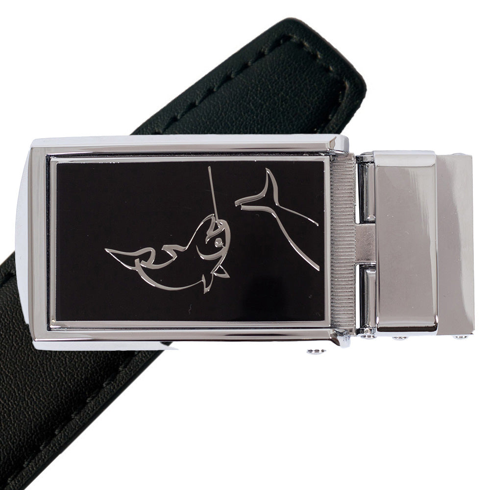 Komplet kernelæderbælte med metalpræget motiv af en fisk på spændet